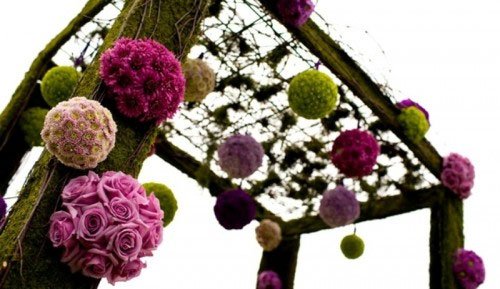 boules de fleurs roses et violettes suspendues décoration originale  pergola reception de mariage